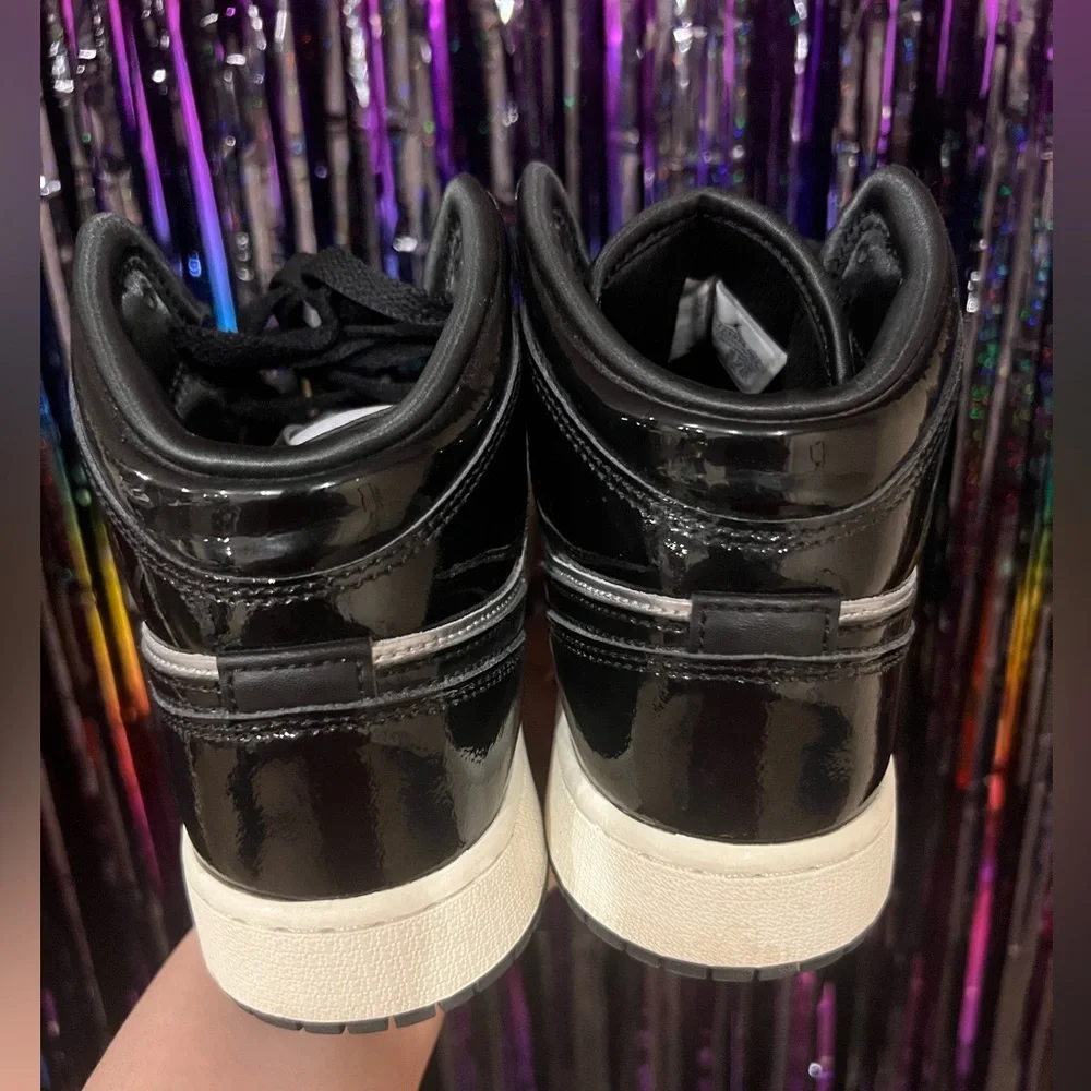 Jordan 1 mid se black metallic silver Big Kids size 6 women’s 7 1/2
